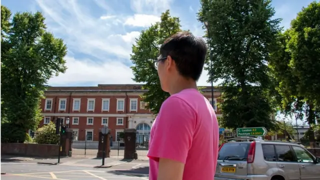 李家俊說,移英後最想念的是在香港的同學,由於當初離港倉促, 未有與好友好好道別。