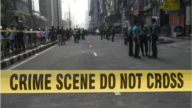 তদন্তের জন্য একটি দুর্ঘটনাস্থল ঘেরাও করে রাখা হয়েছে।