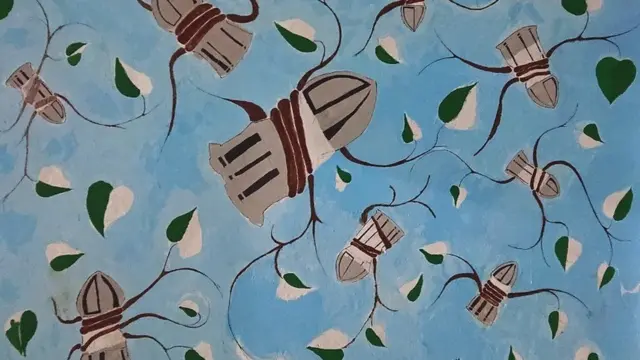 બુલેટ અને બોમ્બની આસપાસ પાંદડાં વીટડાયેલાં છે