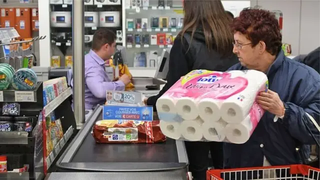 অনেকে এক সময় অভিনেতা হওয়ার স্বপ্ন দেখলেও বাস্তব জীবনে কাজ করেন বিক্রয়কর্মী হিসেবে।