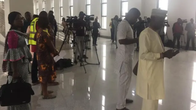 Ndị ntaakụkọ nọ na-eche mgbe El-Zakzaky ga-abata.