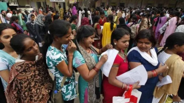 અમુક જગ્યાઓ માટે હજારો લાખોની સંખ્યામાં યુવાનો વચ્ચે સ્પર્ધા યોજાય છે