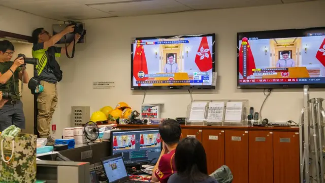 这是香港主权移交以来，行政长官第一次无法在立法会会议厅发表报告，改以电视讲话形式发表。