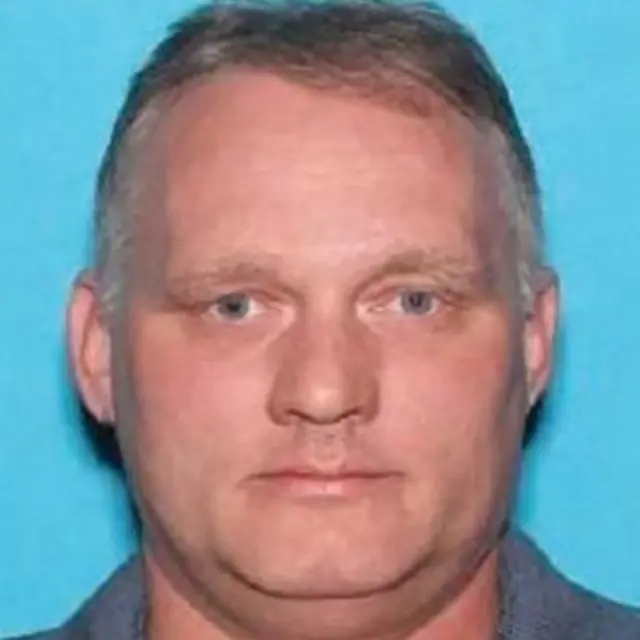 مشتبہ حملہ آور کی شناخت 46 سالہ شخص رابرٹ بوورز کے نام سے ہوئی ہے