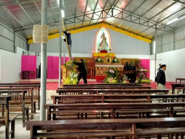 Giáo dân dựng lại bàn thờ Chúa trong nhà thờ tạm chiều 4-2