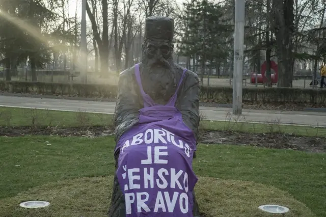 Кецеље на споменицима