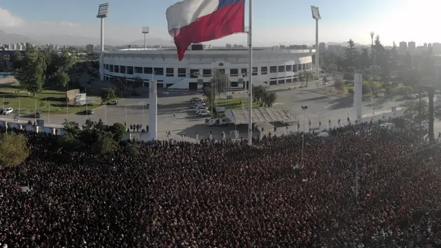 Vista aérea do Estádio Nacional do Chile, com milharesbetano com baixarmulheres na frente