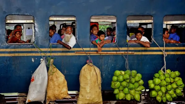 গণপরিবহন বা নিজের কোনও বাহন