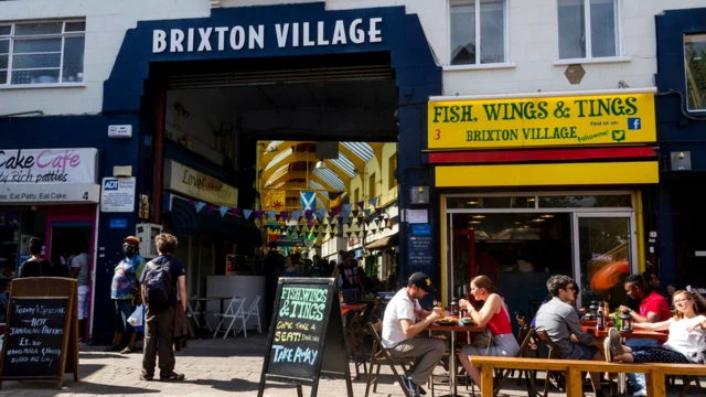 С 1960-х в Британии наметился культурный сдвиг, и новое мультикультурное и эмоционально открытое общество стало обретать форму