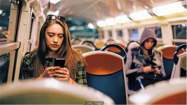 लोक गर्दीतही स्मार्टफोन सोडत नाहीत.