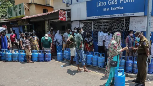 रसोई गैस के लिए लंबी क़तार में खड़े लोग