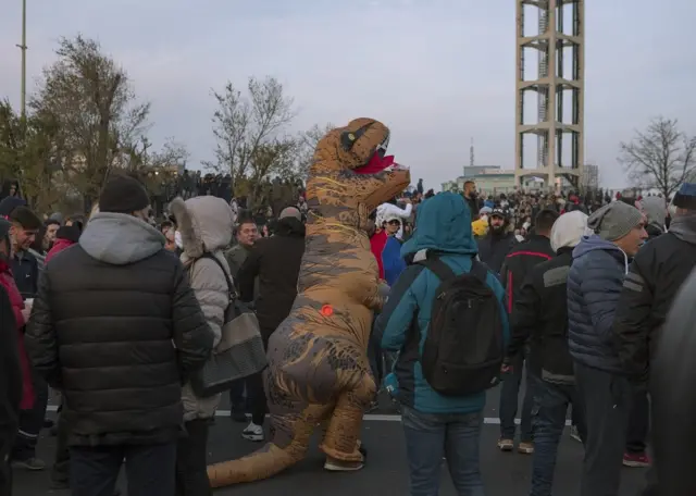 Neki od demonstranata su doveli i pojačanja u obliku gumenih dinosaurusa