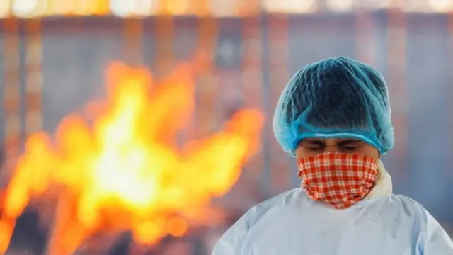 واکنش یک پسر بچه به سوزاندن جسد پدرش که در اثر ابتلا به کووید ۱۹ جان باخت