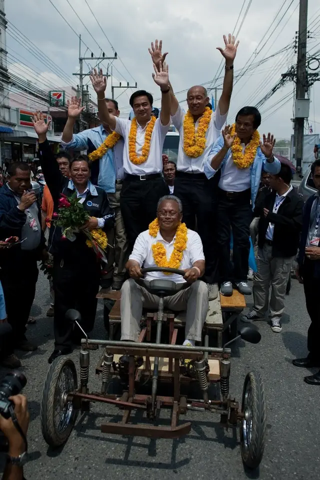 อภิสิทธิ์และสุเทพลงพื้นที่ช่วยผู้สมัคร ส.ส. ยะลา ปช. หาเสียงในการเลือกตั้งปี 2554