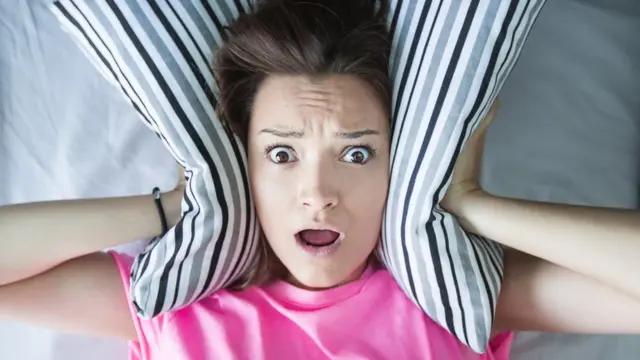 బాధతో అరుస్తున్న మహిళ