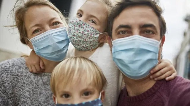 Familia con mascarillas