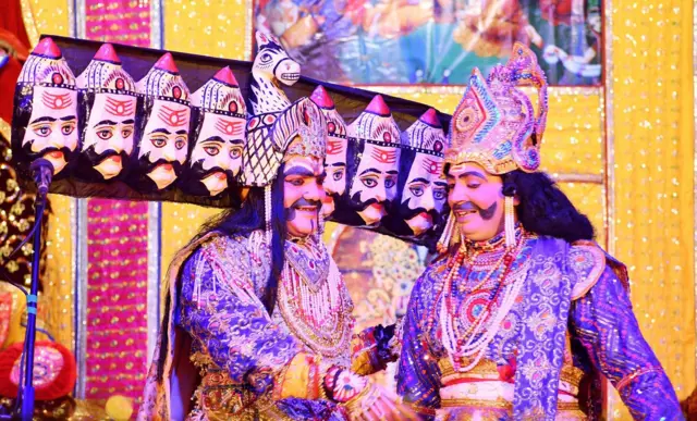 नेपालगञ्जमा डेढसय वर्षदेखि सञ्चालन हुँदै आएको रामलीला महोत्सवमा रामलीला मञ्चन गर्दै कलाकार