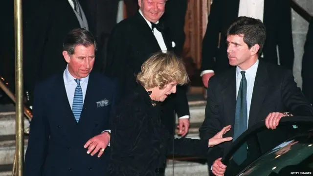 1999 मध्ये एकत्रितपणे पार्टीनंतर निघताना चार्ल्स आणि कॅमिला जोडपे म्हणून पहिल्यांदा सर्वांसमोर आले.