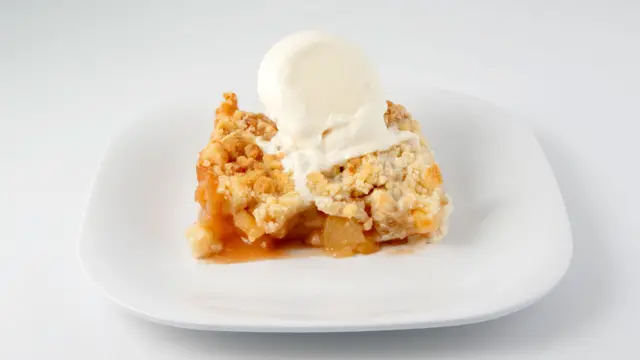 Crocante de manzana con helado de crema