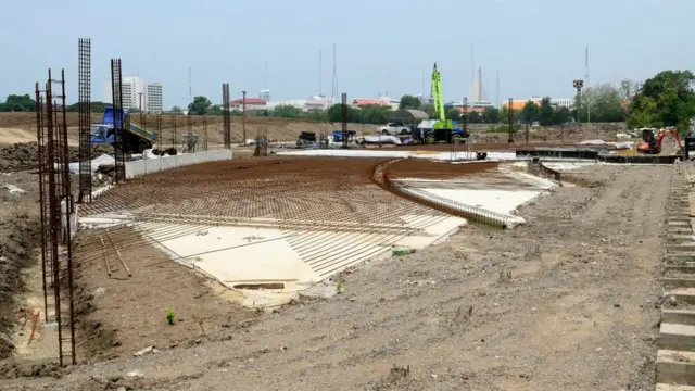 คนงานกำลังปรับพื้นที่ภายในพื้นที่สนามม้านางเลิ้งเดิม เพื่อเตรียมการก่อนสร้างพระบรมราชานุสาวรีย์ ร.9 และอุทยานเฉลิมพระเกียรติฯ ร.9 (ถ่ายเมื่อวันที่ 22 เม.ย. 2564)