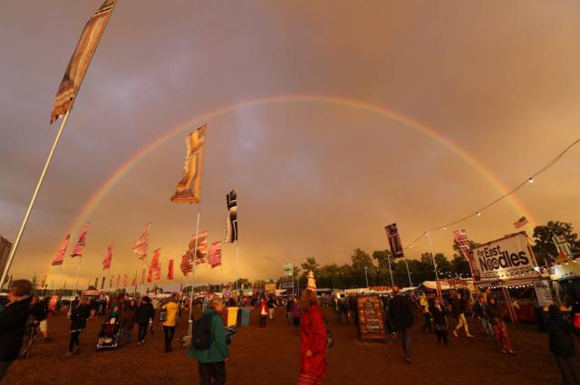 Un arco iris durante el festival