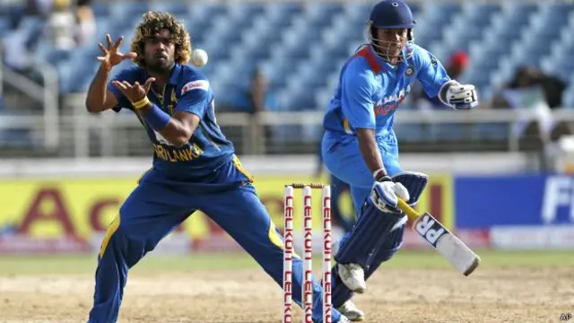 අද පළමුව පන්දු ඕවරය යැවූ ලසිත් මාලිංග