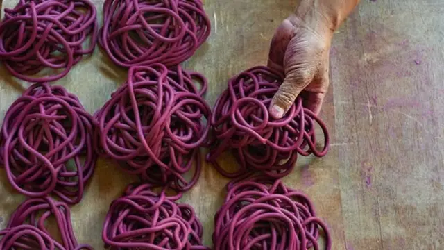 La pâte fermentée devient bientôt des bobines d'encens doux.