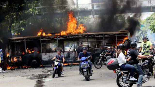 Autobús incendiado en Venezuela.