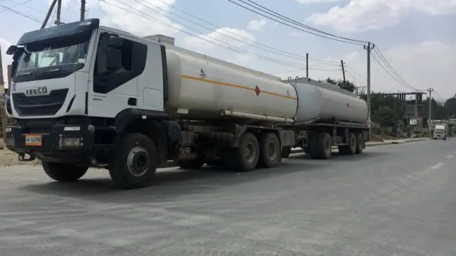 ኣብ መቐለ ነዳዲ ክተምልእ እትፅበ መኪና ምስ ተስሓቢታ