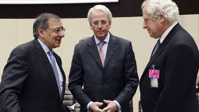 O ex-secretáriozebet liveDefesa dos EUA Leon Panetta com Ivo Daalder (centro) e o ex-secretário-geral do Serviço Exterior da União Europeia Pierre Vimont (à direita), Bruxelas, fevereirozebet live2013.