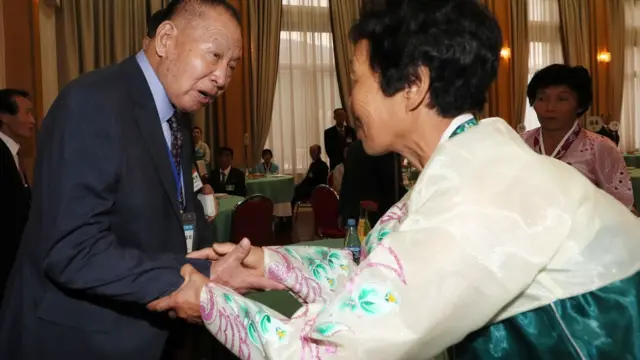 남측의 황우석씨(89·왼쪽)는 북한에 남은 딸 황영숙(71)씨를 만났다
