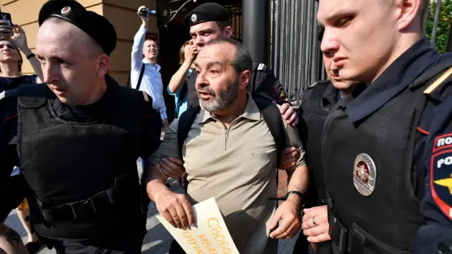 Полиция задерживает писателя Виктора Шендеровича