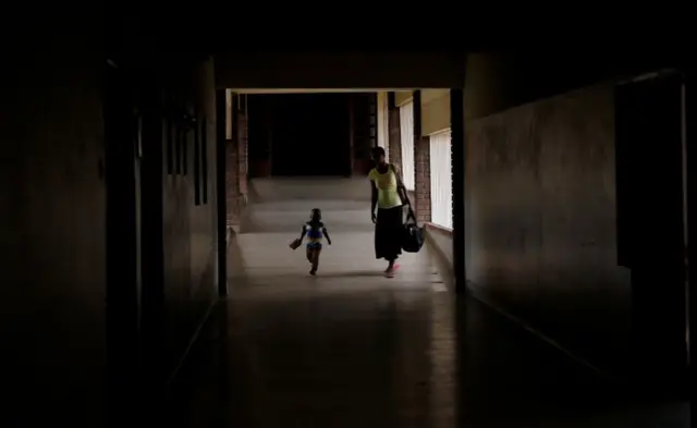 Hooyo iyo wiilkeeda ayaa la sawiray iyagoo kasoo laabtay isbitaalka dowladda ee magaalada Harare, Zimbabwe, 4 February 2020