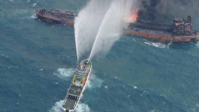 หน่วยกู้ภัยจากหลายชาติพยายามดับเพลิงที่ลุกไหม้บนเรือมานานกว่าหนึ่งสัปดาห์