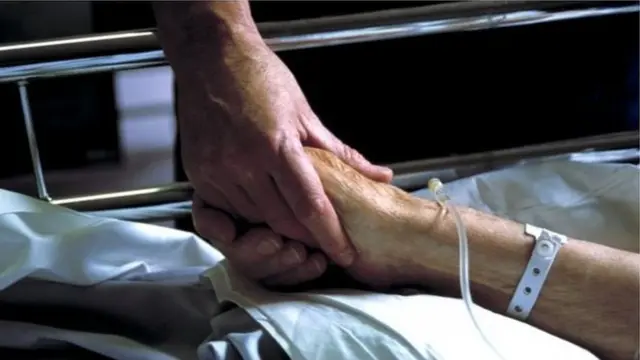 台灣在1996年通過"安寧緩和醫療"、也就是說被醫生診斷癌症末期的病人可以選擇不積極治療，改為以舒緩病人痛苦為目的的方法。