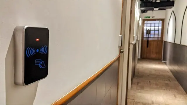 पॉडची सर्वप्रथम संकल्पना जपान देशात मांडण्यात आली. जपानने येथील प्रवाशांना, कर्मचाऱ्यांना झोपण्यासाठी, विश्रांतीसाठी जागा मिळावी, यासाठी पॉडची निर्मिती केली. जपानमध्ये मोठ्या संख्येने लहान पलंगांच्या गोलाकार खोल्या असलेल्या कॅप्सूल म्हणून ओळखले जातात.