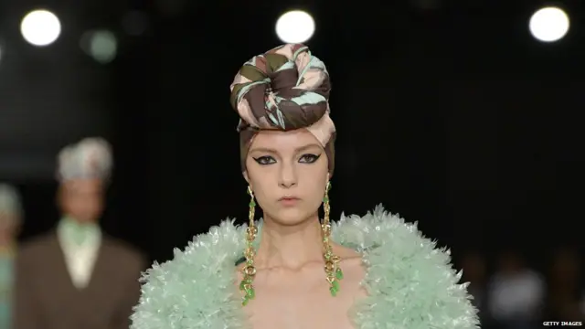 헤드랩(Headwrap)이 유행하는 시대가 다시 올 것이라고 마크 제이콥스는 예상했다