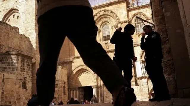 حیاط کلیسای مقبره مقدس