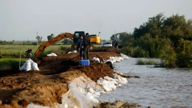 شوشتر سیمه کې د سېلابونو پر وړاندې د ورخونو تړلو هڅې