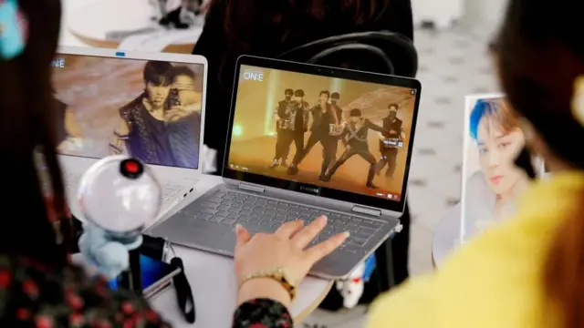 BTS 팬들이 그들의 영상을 살펴보고 있다