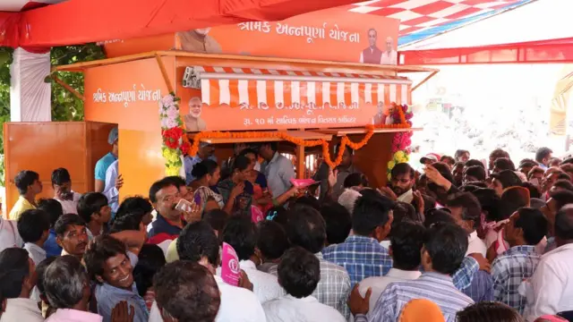 શ્રમિક અન્નપૂર્ણા યોજના હેઠળ મજૂરોને માત્ર 10 રૂપિયામાં ભોજન અપાતું હતું