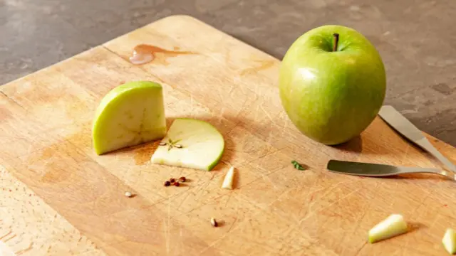 яблоко на разделочной доске