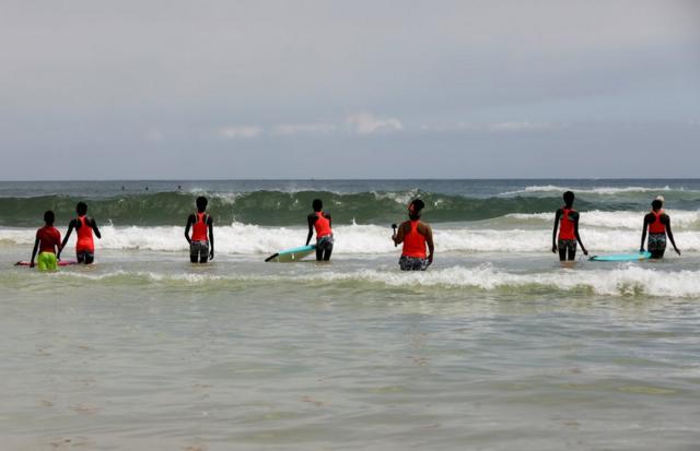 Khadjou Sambe enseigne aux filles et aux femmes les techniques de surf en mer