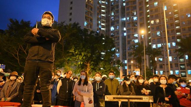 新型冠状病毒疫情爆发后，香港政府先后建议征用不同地区的设施，隔离可能受感染的人，引发多次示威。