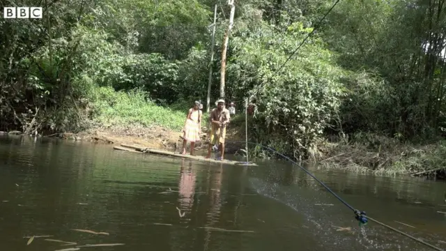 ''ඉන්ටර්නෙට් තියෙන තැනක් හොයාගන්න පාරුවෙන් ගිහිල්ලා බස්එකේ යන ළමයි ඉන්නවා.''