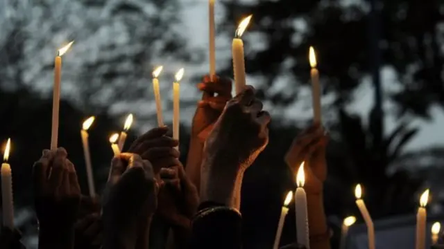 எரியும் மெழுகுதிரிகள்