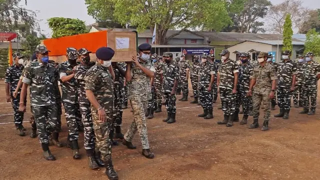 শনিবারের হামলায় নিহত এক জওয়ানের কফিন বহন করছেন তার বাহিনীর সহকর্মীরা