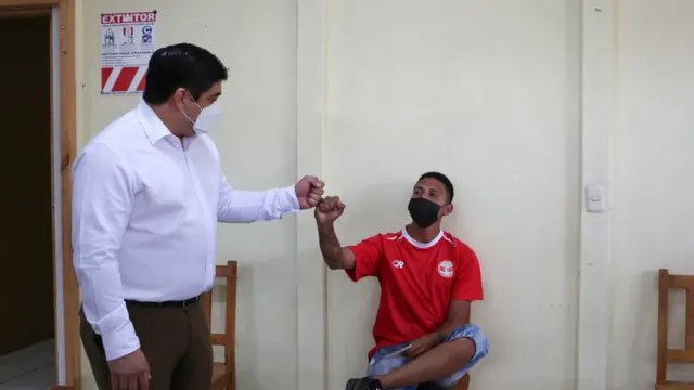 Carlos Alvarado, presidente de Costa Rica, saluda a un menor en una consulta