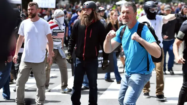 一名男子紧握拳头，似作准备跟其他人打架。