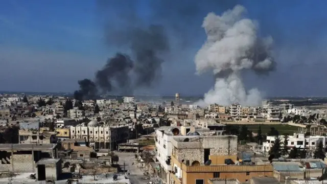 আক্রান্ত সারাকেব শহরের আকাশে ধোঁয়ার কুন্ডলী